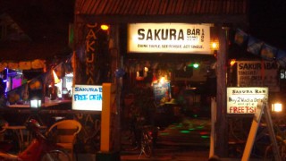 バンビエンの夜遊びは、sakura barの一択です。